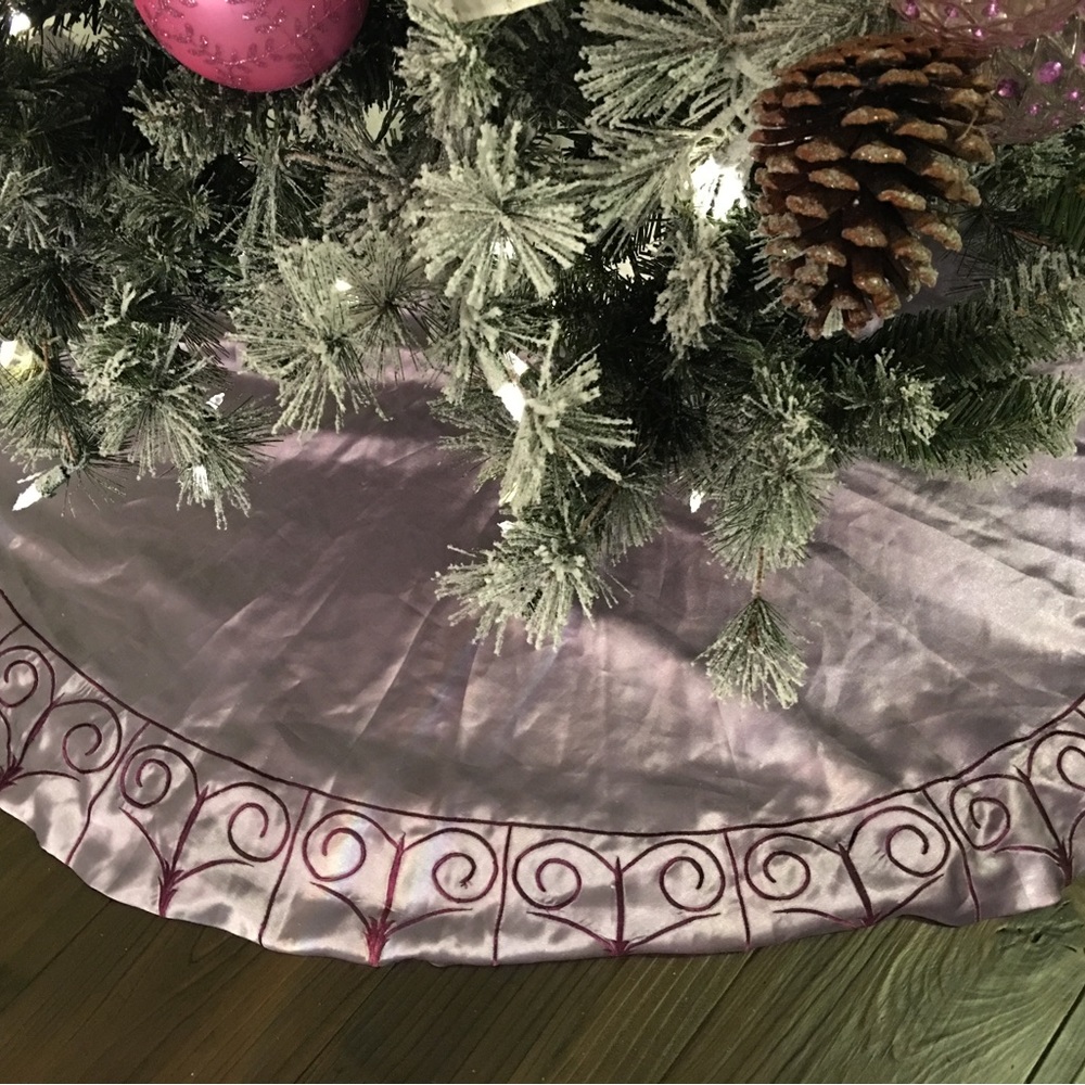 Alfred sung - lavender/purple satin tree skirt